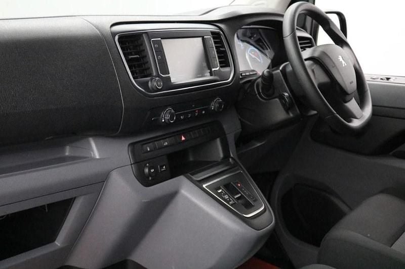 Used Peugeot e-Expert 100 kW (136 HP) 2022 Mauve/pink Van