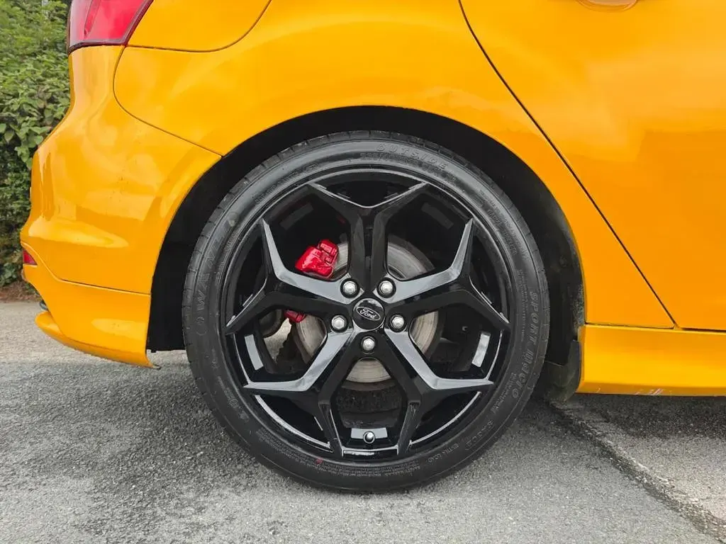Used Ford Focus Style 250 HP (183 kW) 2013 Yellow Hatchback