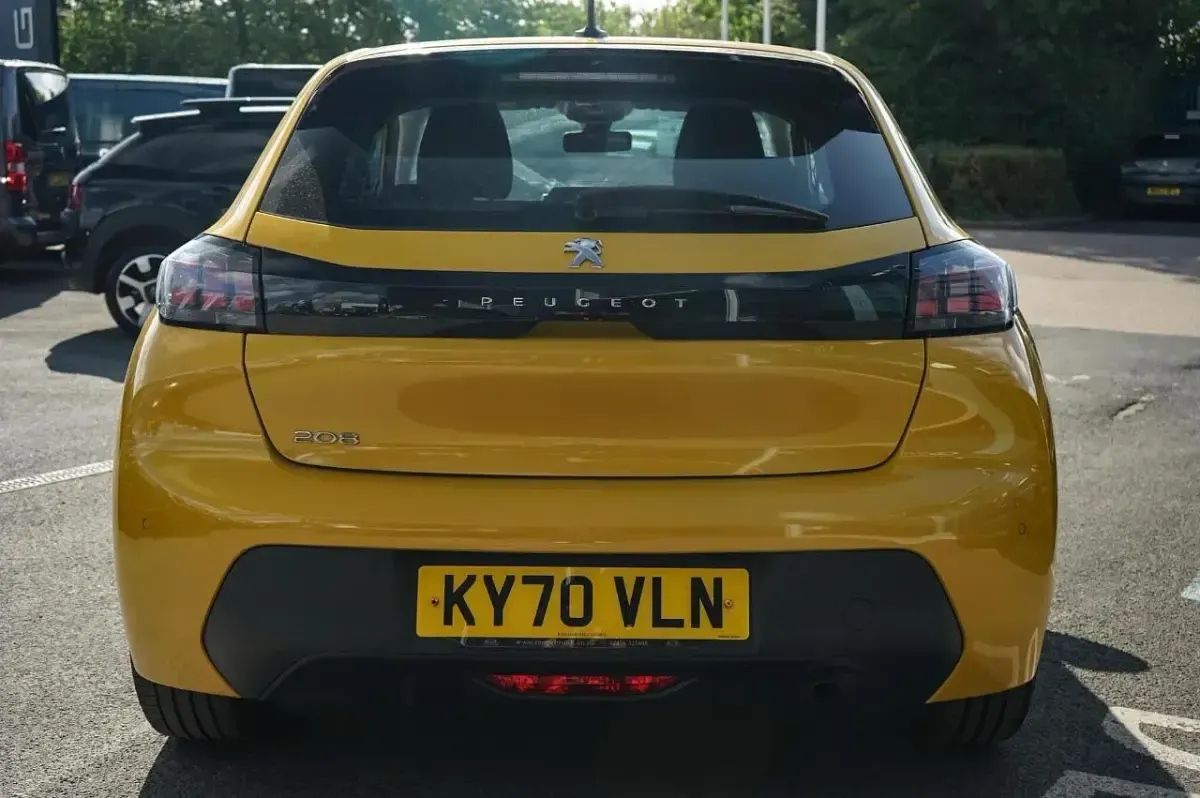 Used Peugeot 208 Active 99 HP (72 kW) 2020 Yellow Hatchback
