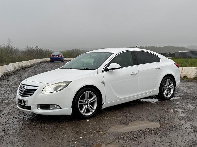 Used Vauxhall Insignia SRi 140 HP (102 kW) 2011 White Hatchback