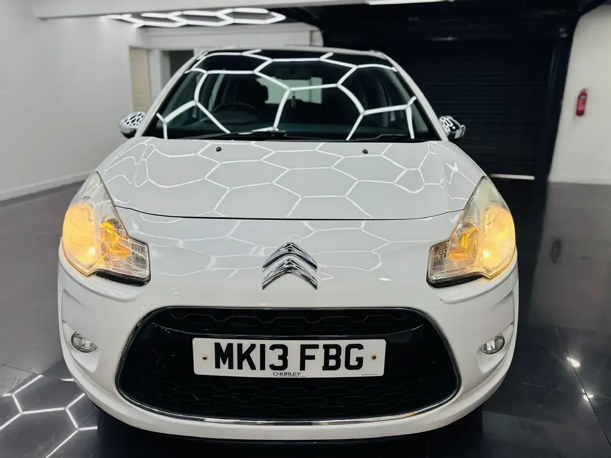 Used Citroën C3 SELECTION 110 HP (80 kW) 2013 White Hatchback