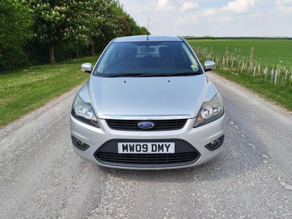 Usado Ford Focus Zetec 99 HP (72 kW) 2009 Prateado Citadino