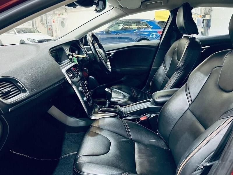 Used Volvo V40 115 HP (84 kW) 2014 Red Hatchback