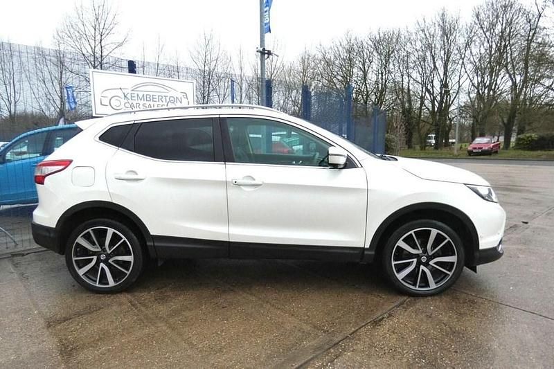 Used Nissan Qashqai Tekna 110 HP (80 kW) 2015 White SUV