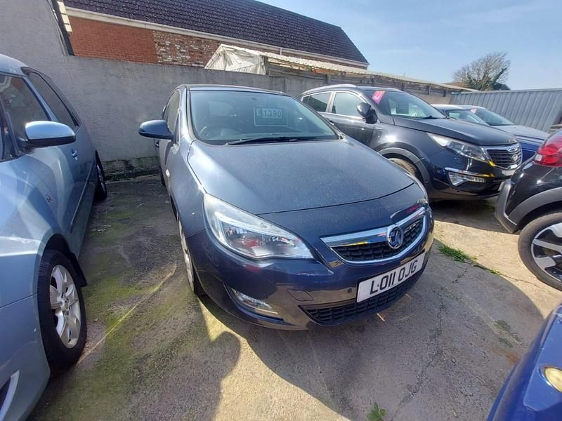 Second-hand Vauxhall Astra 2011 Albastru Hatchback