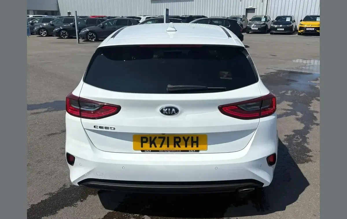 Used Kia Ceed 158 HP (116 kW) 2021 White Hatchback