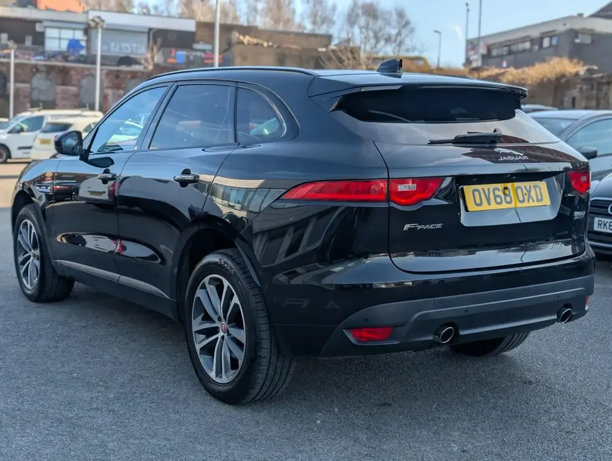 Second-hand Jaguar F-Pace R-Sport 240 CP (176 kW) 2018 Negru SUV