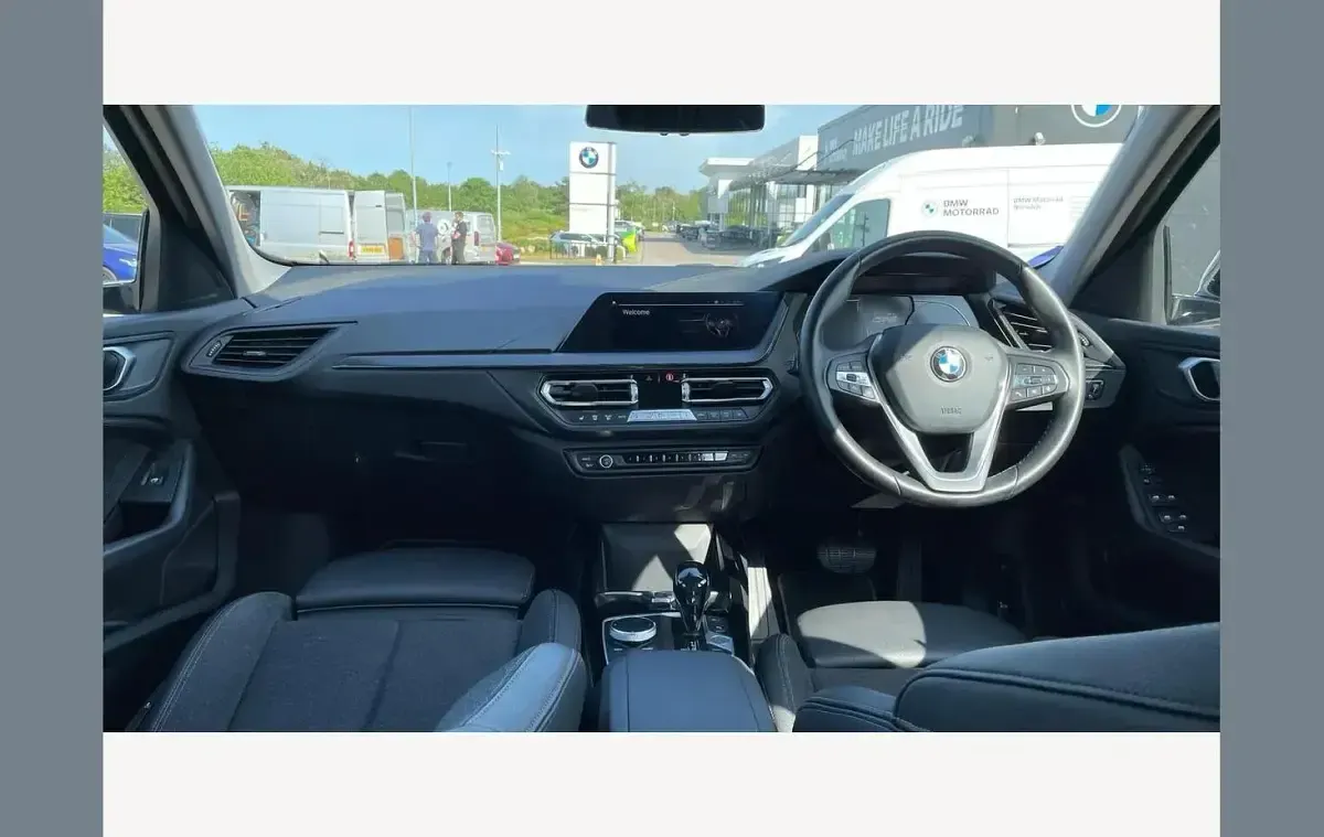 Used BMW 118 Sport Line 136 HP (100 kW) 2021 Mineral white Hatchback