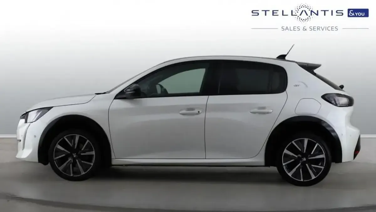 Used Peugeot 208 GT 99 HP (72 kW) 2022 White Hatchback