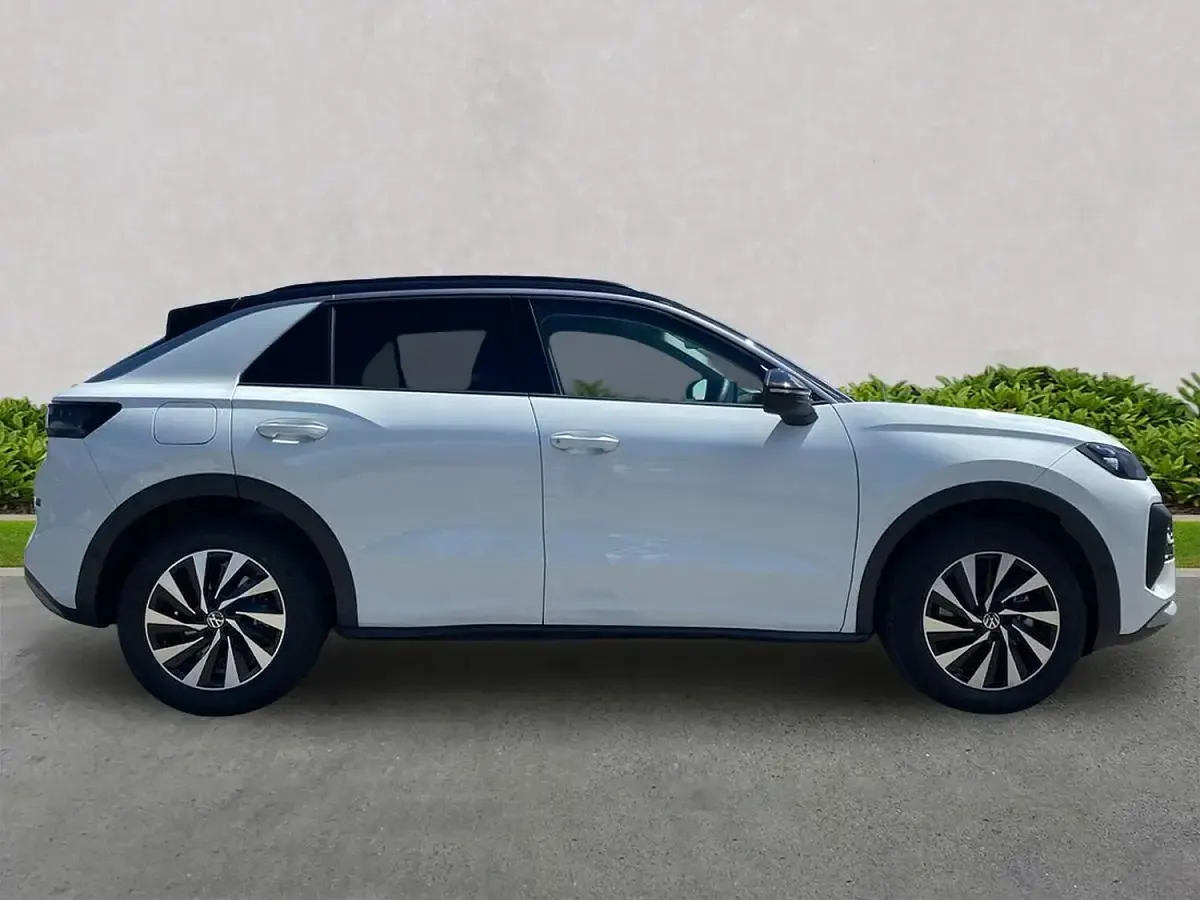Used VW T-Roc Life 150 HP (110 kW) 2026 Multicolour SUV