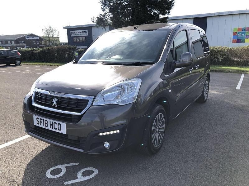Gebraucht Peugeot Partner Tepee Active 98 PS (72 kW) 2018 Grau Van / Kleinbus