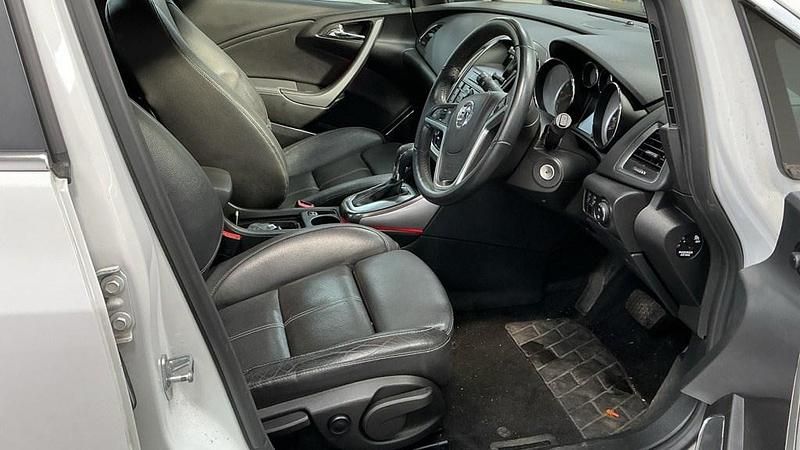 Second-hand Vauxhall Astra Elite 2011 Alb Hatchback