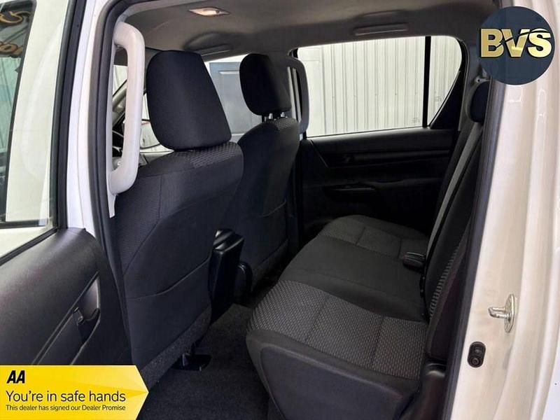 Used Toyota HiLux Active 150 HP (110 kW) 2016 White Pickup