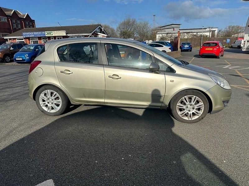 Used Vauxhall Corsa Design Edition 79 HP (58 kW) 2008 Gold Hatchback