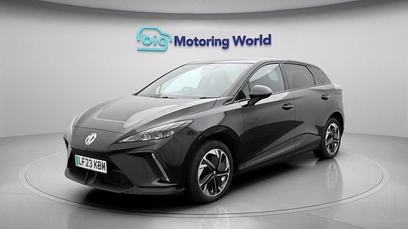 Begagnad MG MG4 EV Trophy 319 kW (435 HK) 2023 Svart Halvkombi
