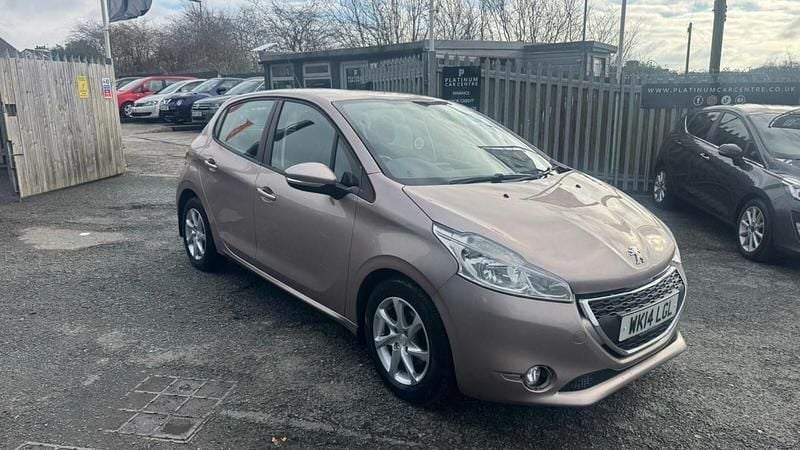 Used Peugeot 208 Active 70 HP (51 kW) 2014 Pink Hatchback