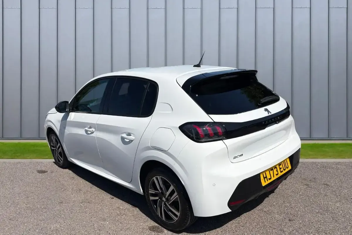 Used Peugeot 208 Allure+ 99 HP (72 kW) 2023 White Hatchback