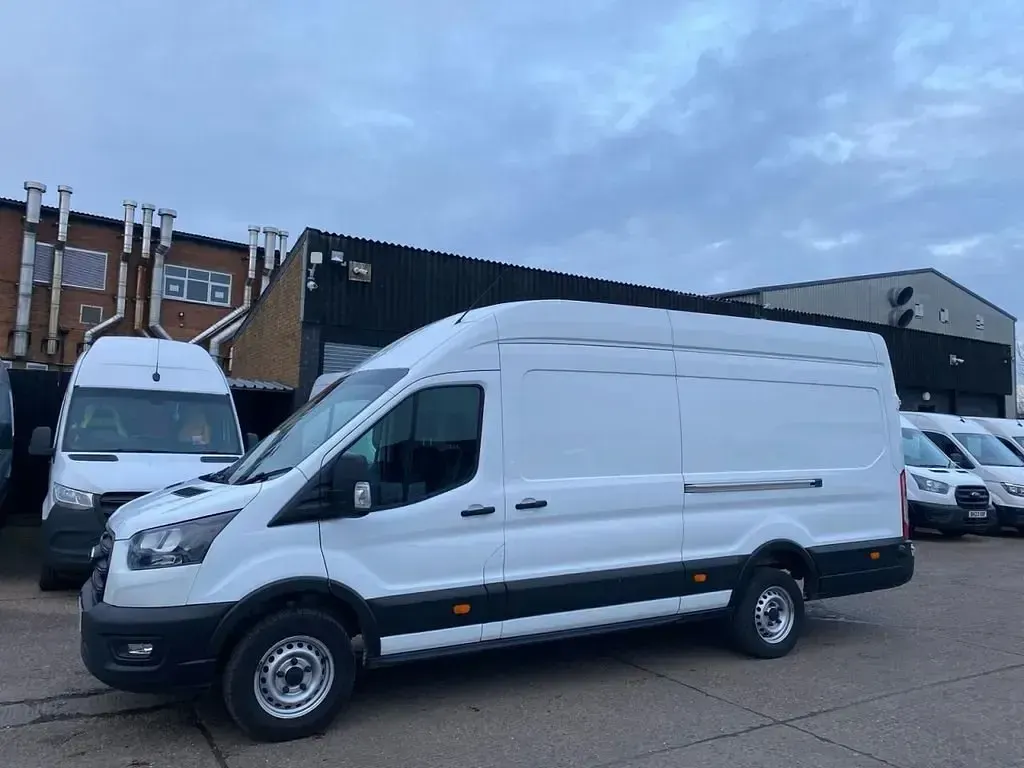 Usado Ford Transit Trend 170 CV (125 kW) 2023 Blanco