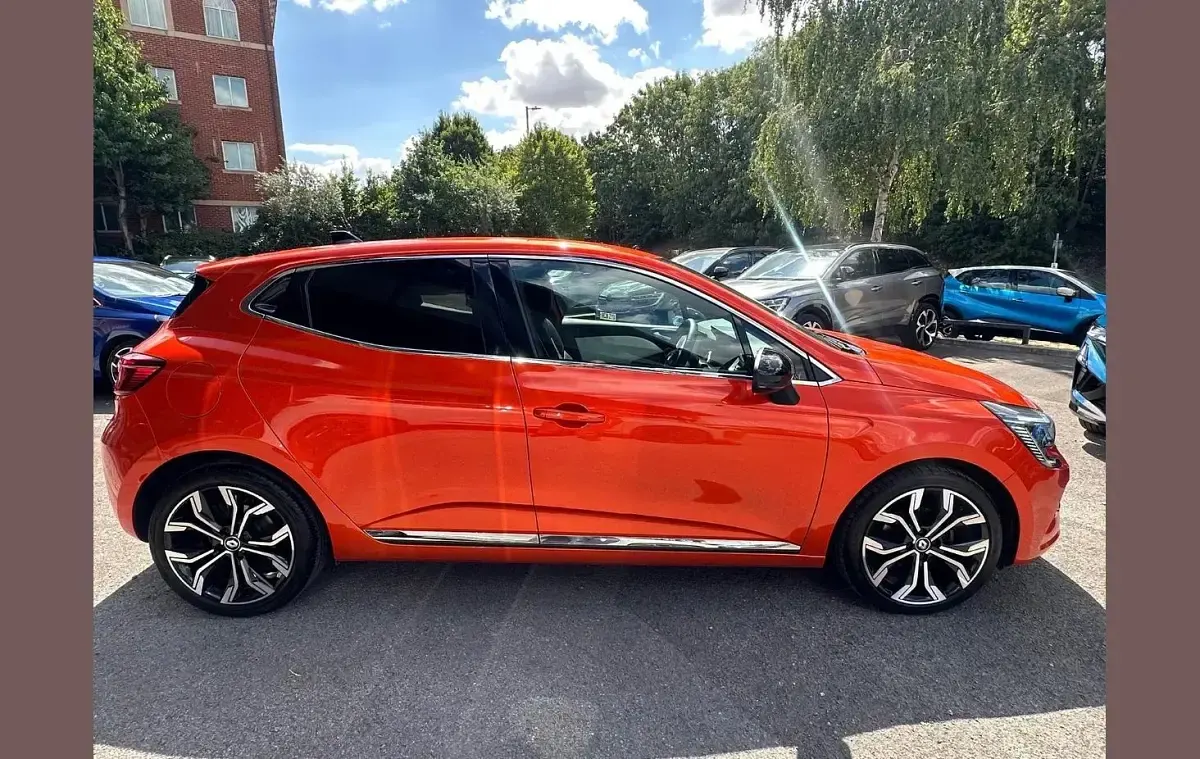 Used Renault Clio Techno 90 HP (66 kW) 2023 Orange  Hatchback