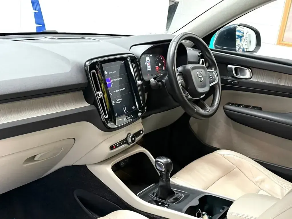 Used Volvo XC40 Inscription 156 HP (114 kW) 2018 Blue SUV