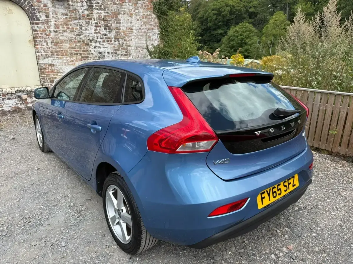Used Volvo V40 122 HP (89 kW) 2015 Blue Hatchback