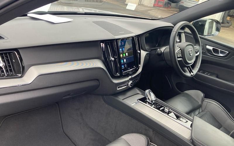 Usado Volvo XC60 Plus 197 HP (144 kW) 2023 Prateado SUV