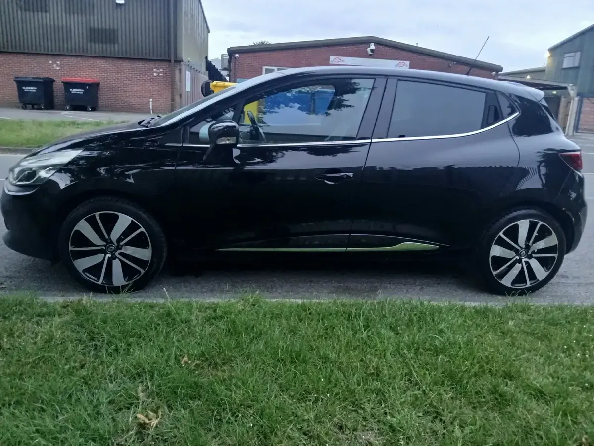 Used Renault Clio Iconic 90 HP (66 kW) 2016 Black Hatchback