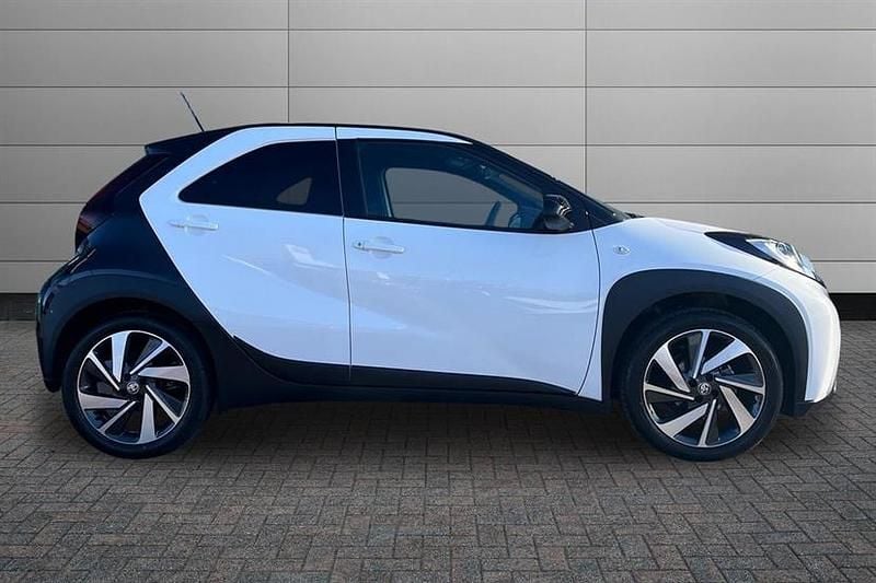 Used Toyota Aygo X 72 HP (52 kW) 2025 Pure white with black SUV