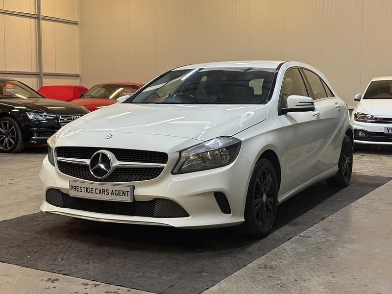 Used Mercedes A180 SE 122 HP (89 kW) 2015 White Hatchback