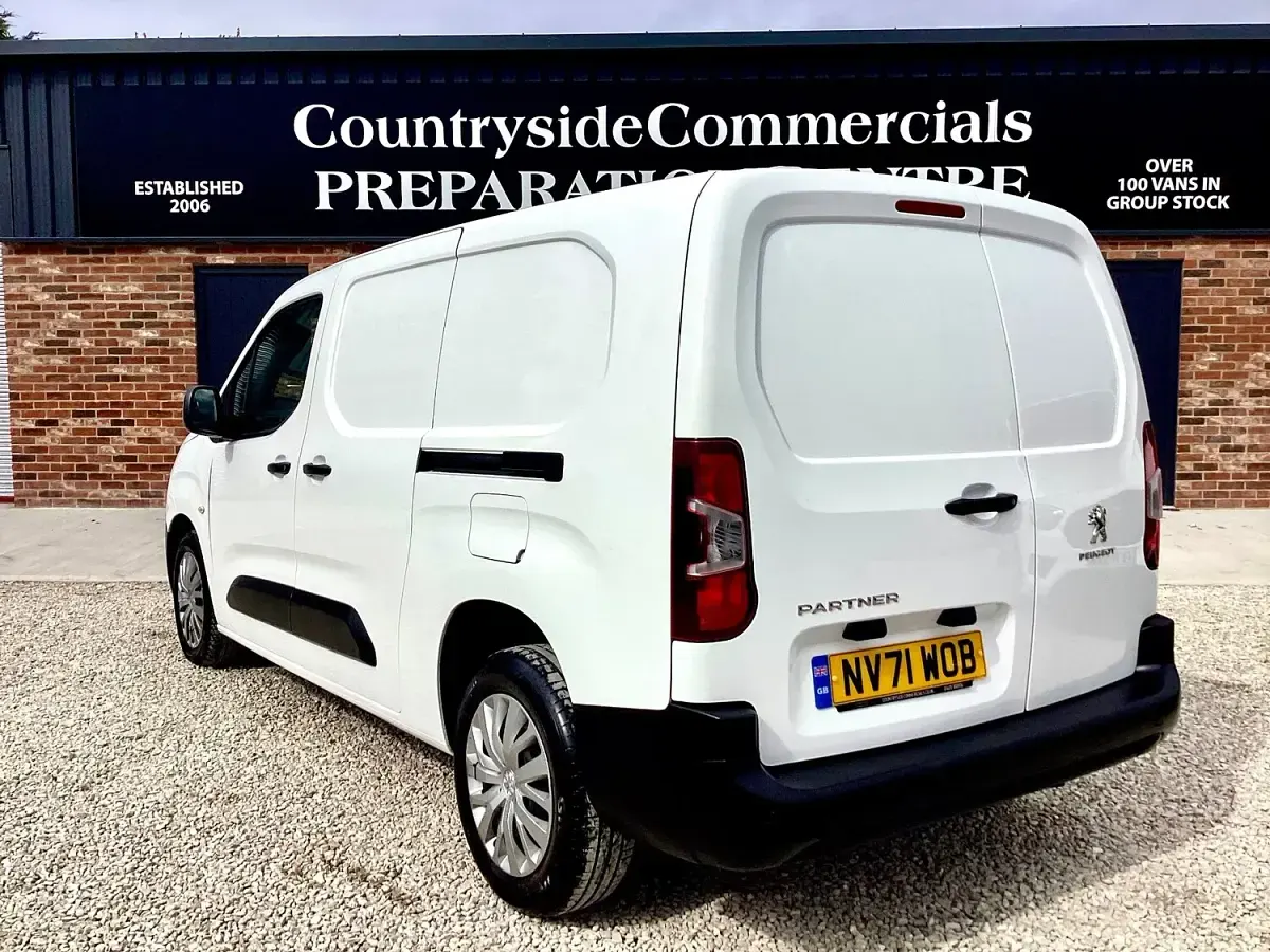 Used Peugeot Partner Premium 100 HP (73 kW) 2022 White MPV