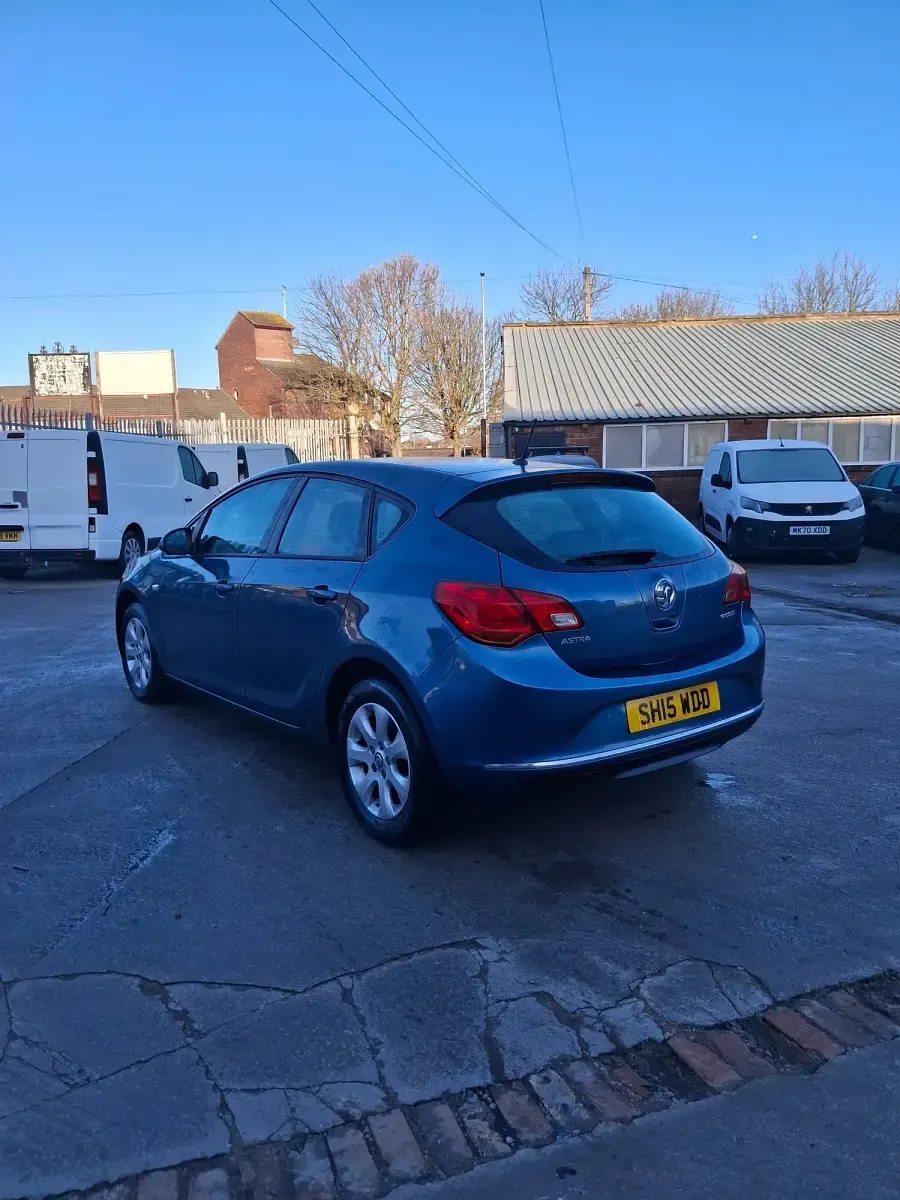 Used Vauxhall Astra Design Edition 2015 Blue Hatchback