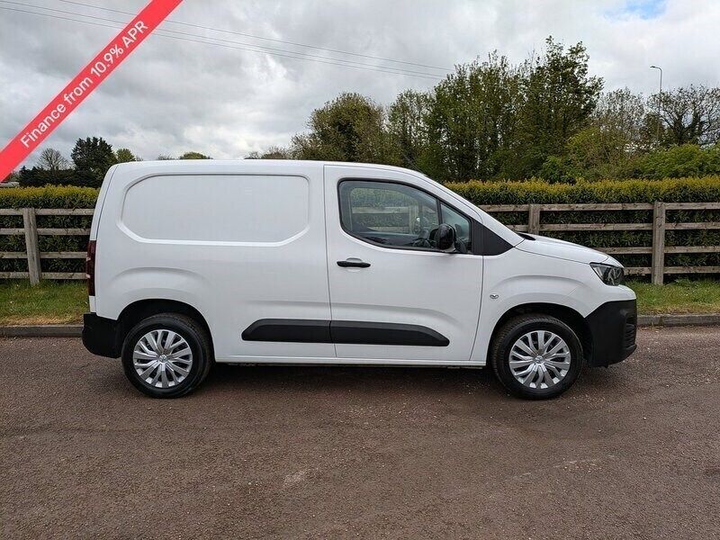 White Used 2022 Peugeot Partner Premium MPV | £9,995 (Good price) - Image 1/4