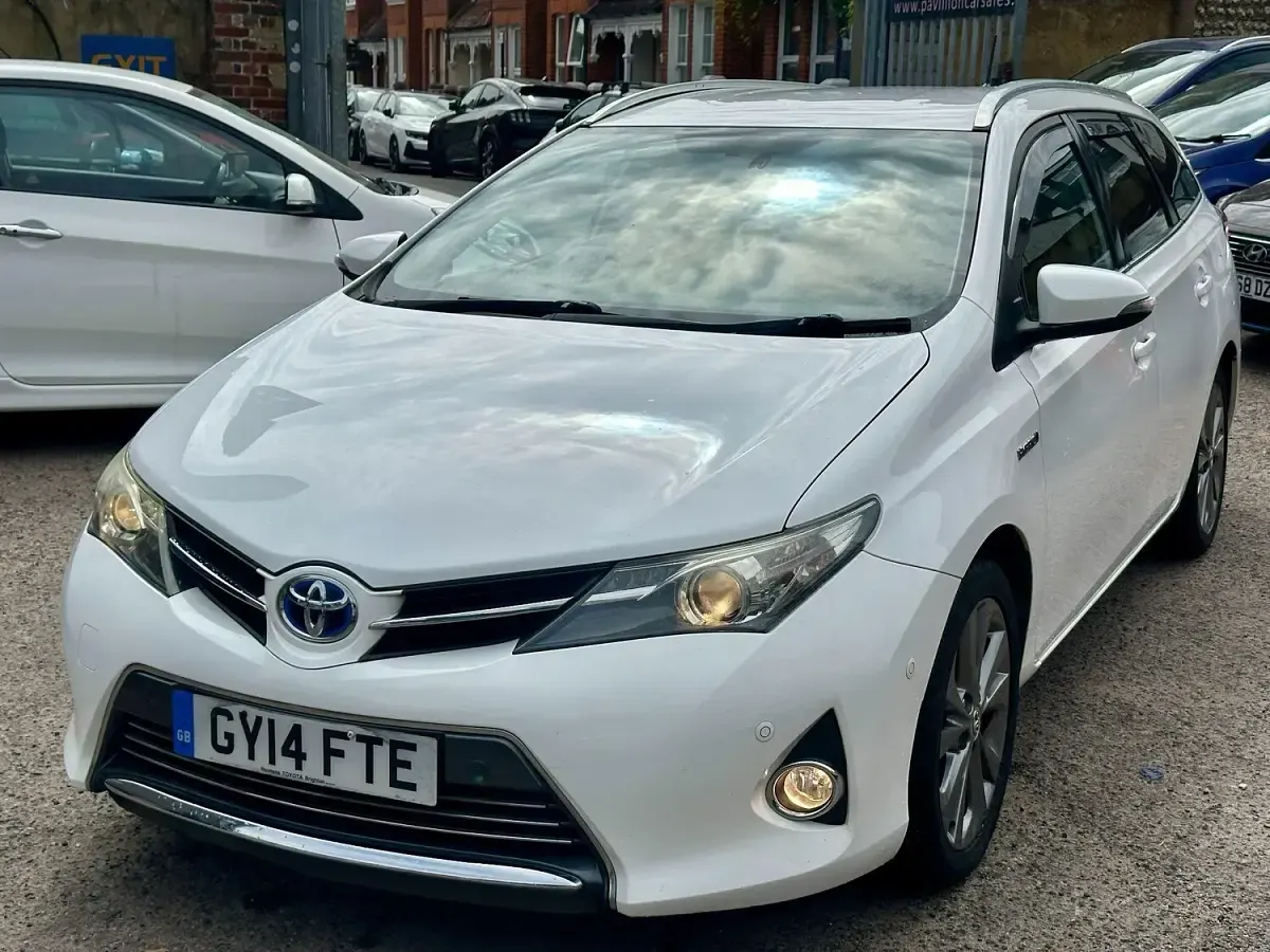 Used Toyota Auris Hybrid 2014 White Estate