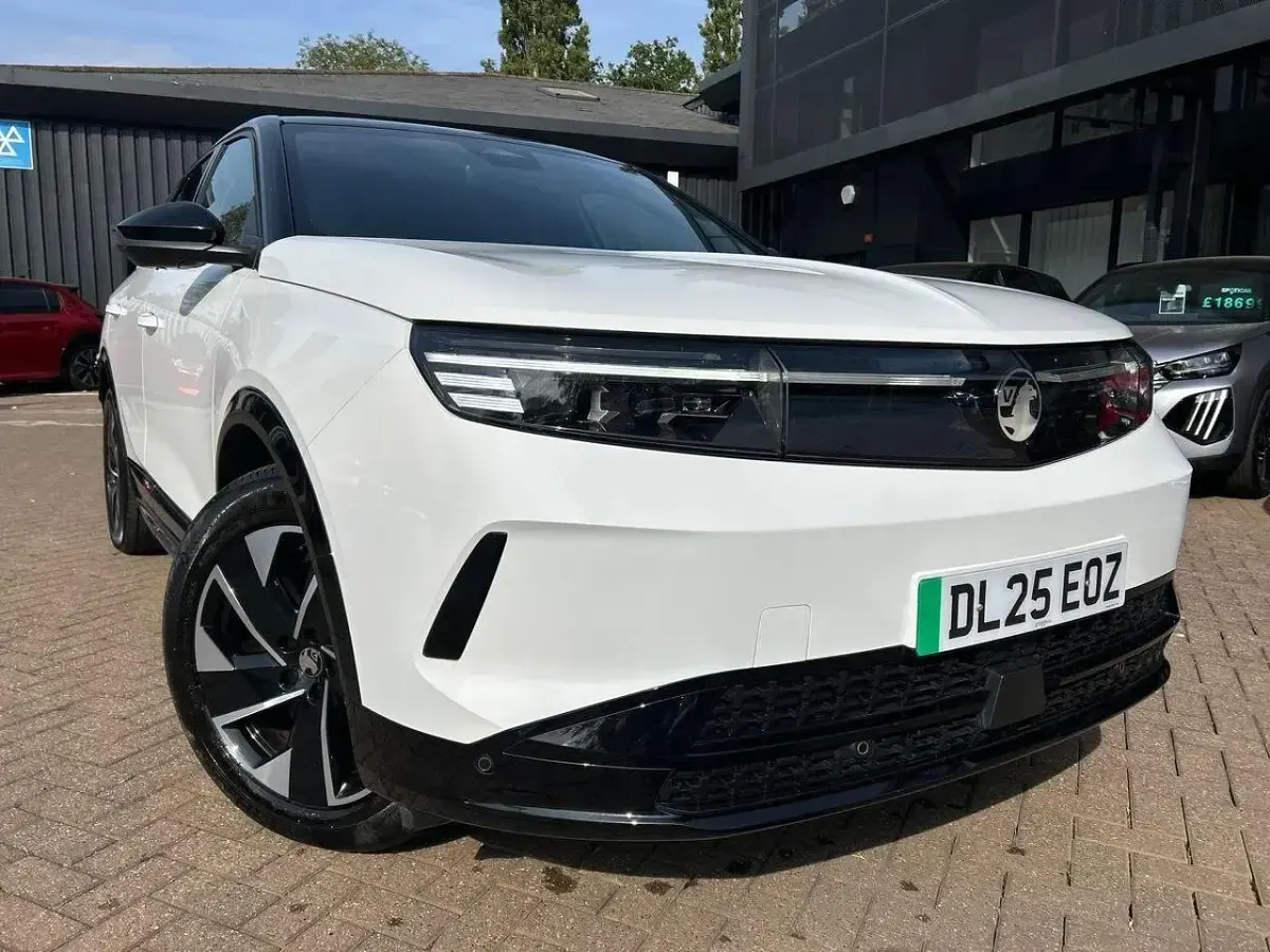 Used Vauxhall Grandland 154 kW (210 HP) 2025 White SUV