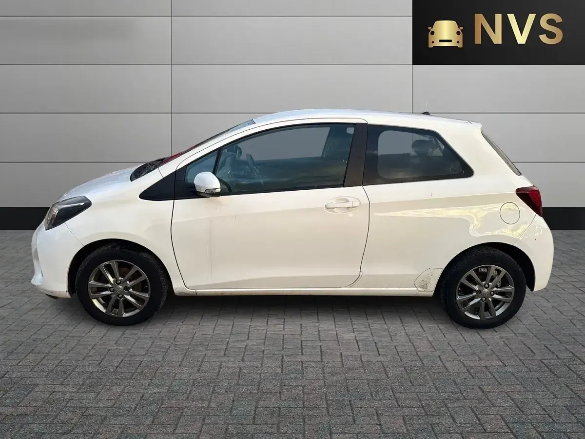 Used Toyota Yaris 69 HP (50 kW) 2015 White Hatchback