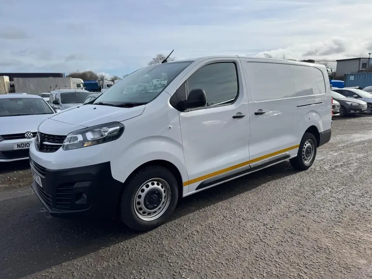 Used Vauxhall Vivaro 100 HP (73 kW) 2022 White MPV