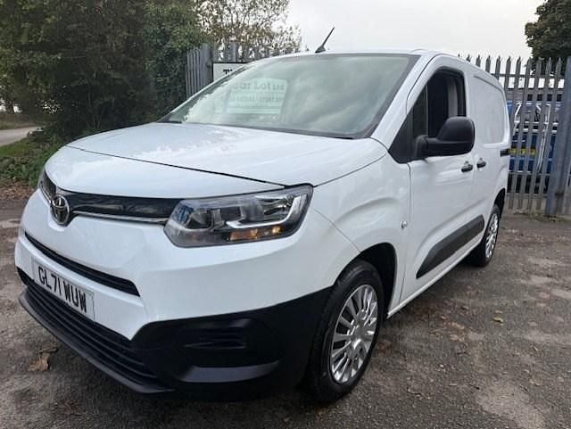 White Used 2022 Toyota Proace Active MPV | £9,995 (A bit pricey) - Image 1/4