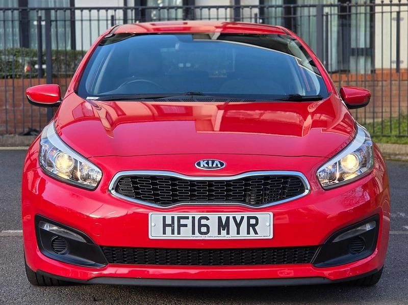 Używany Kia Ceed 2016 Czerwony Hatchback