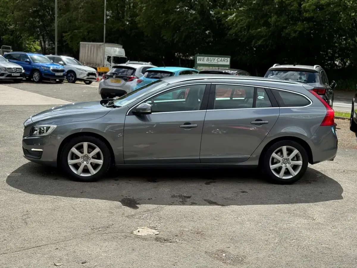 Usado Volvo V60 SE 2017 Gris Familiar