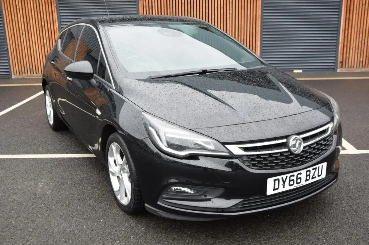 Second-hand Vauxhall Astra SRi 150 CP (110 kW) 2016 Negru Hatchback