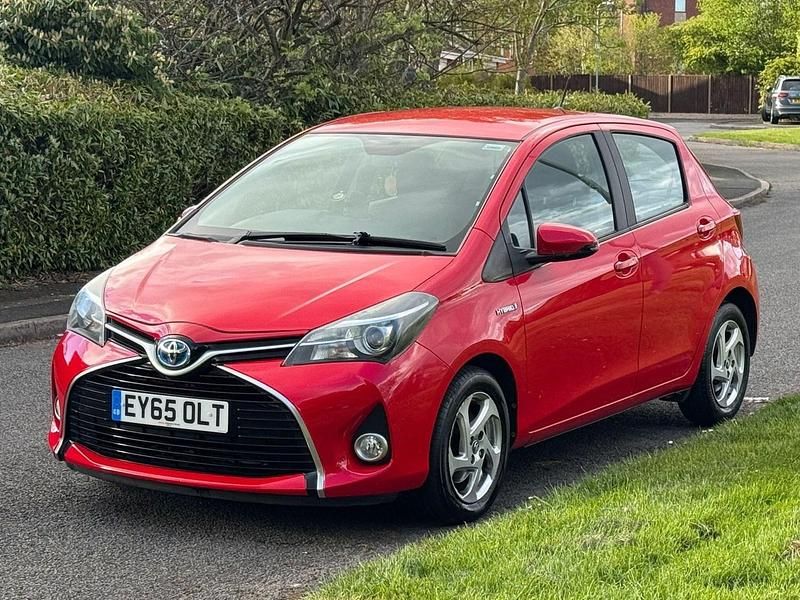 Used Toyota Yaris Hybrid 2015 Red Hatchback