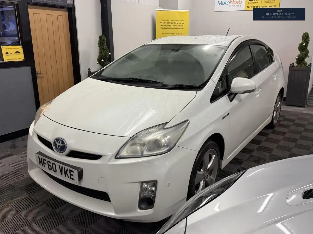 Used Toyota Prius 136 HP (100 kW) 2010 White Hatchback