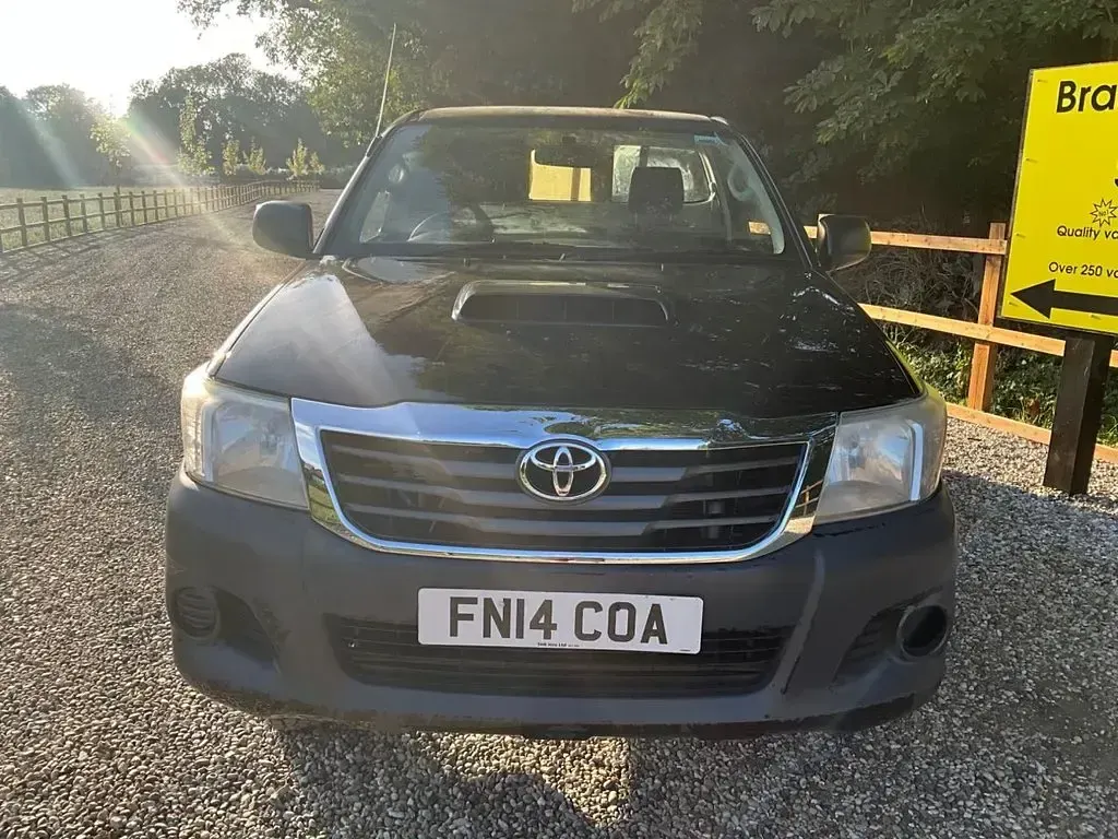 Used Toyota HiLux Active 144 HP (105 kW) 2014 Black Pickup