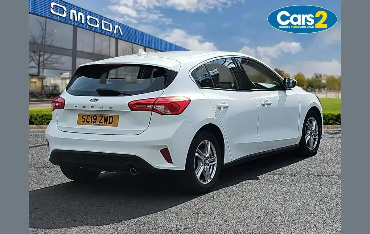 Used Ford Focus Zetec 117 HP (86 kW) 2019 White Hatchback