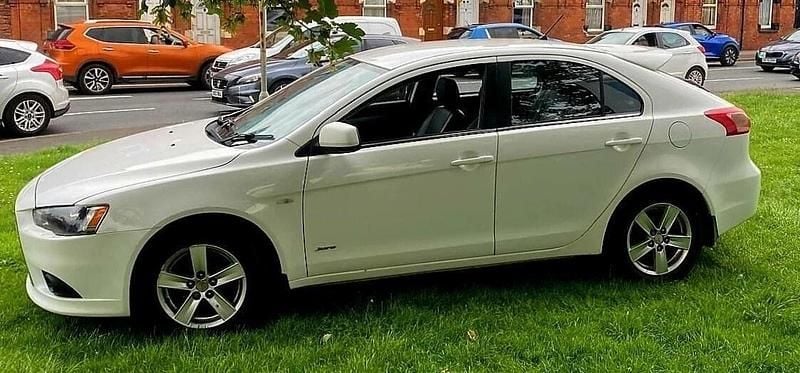 Used Mitsubishi Lancer 2010 White Hatchback