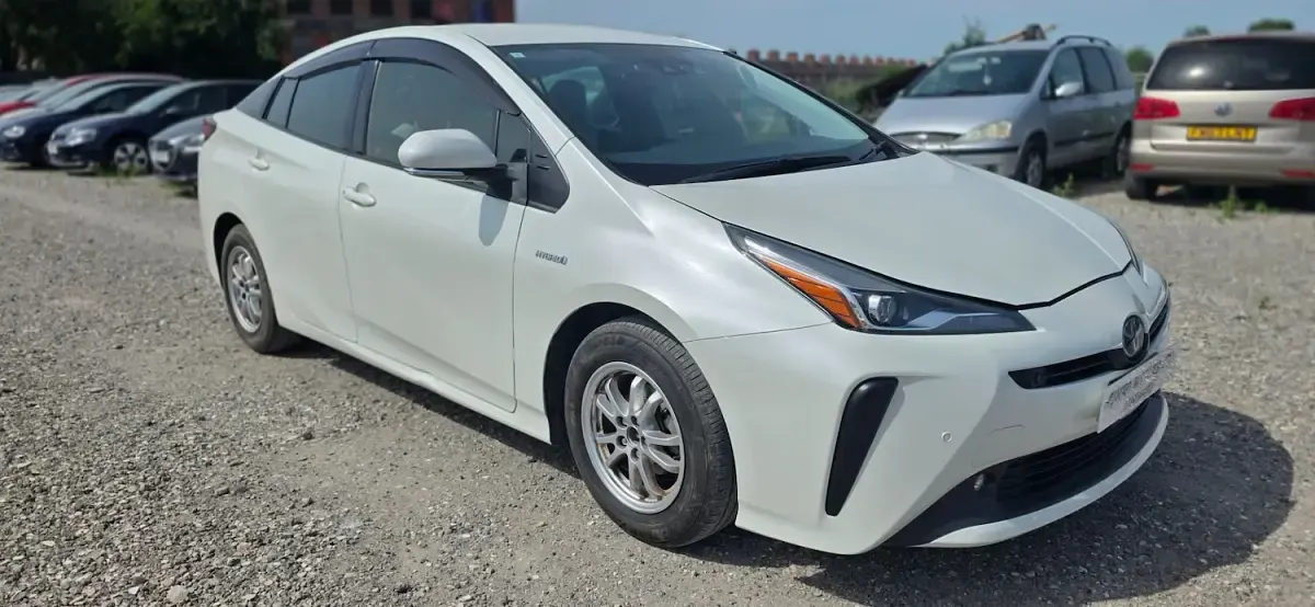 Used Toyota Prius Business Edition 122 HP (89 kW) 2018 White Hatchback
