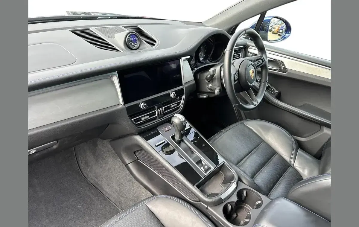 Used Porsche Macan T 261 HP (191 kW) 2023 Blue SUV