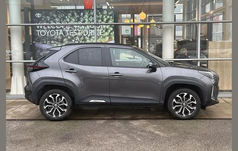 Used Toyota Yaris Cross Design 113 HP (83 kW) 2024 Grey SUV