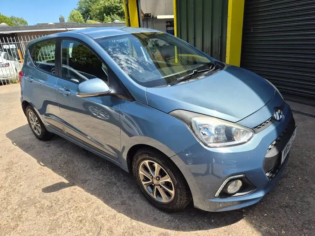 Used Hyundai i10 Premium 83 HP (61 kW) 2016 Blue Hatchback