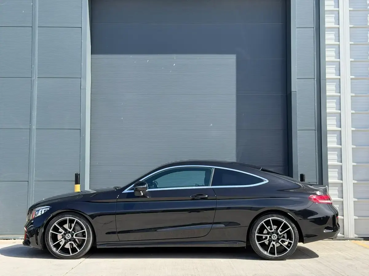 Second-hand Mercedes C300 AMG Line Premium 245 CP (180 kW) 2021 Negru Coupe